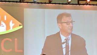 Halte aux dérives. Claude Vermot-Desroches, président du CIGC, a fustigé lors de l’AG des coopératives du massif jurassien, les dérives de ceux qui, pris dans un engrenage fou d’investissements, veulent toujours plus de prix et de volumes. Jack Varlet Halte aux dérives. Claude Vermot-Desroches, président du CIGC, a fustigé lors de l’AG des coopératives du massif jurassien, les dérives de ceux qui, pris dans un engrenage fou d’investissements, veulent toujours plus de prix et de volumes. Jack Varlet